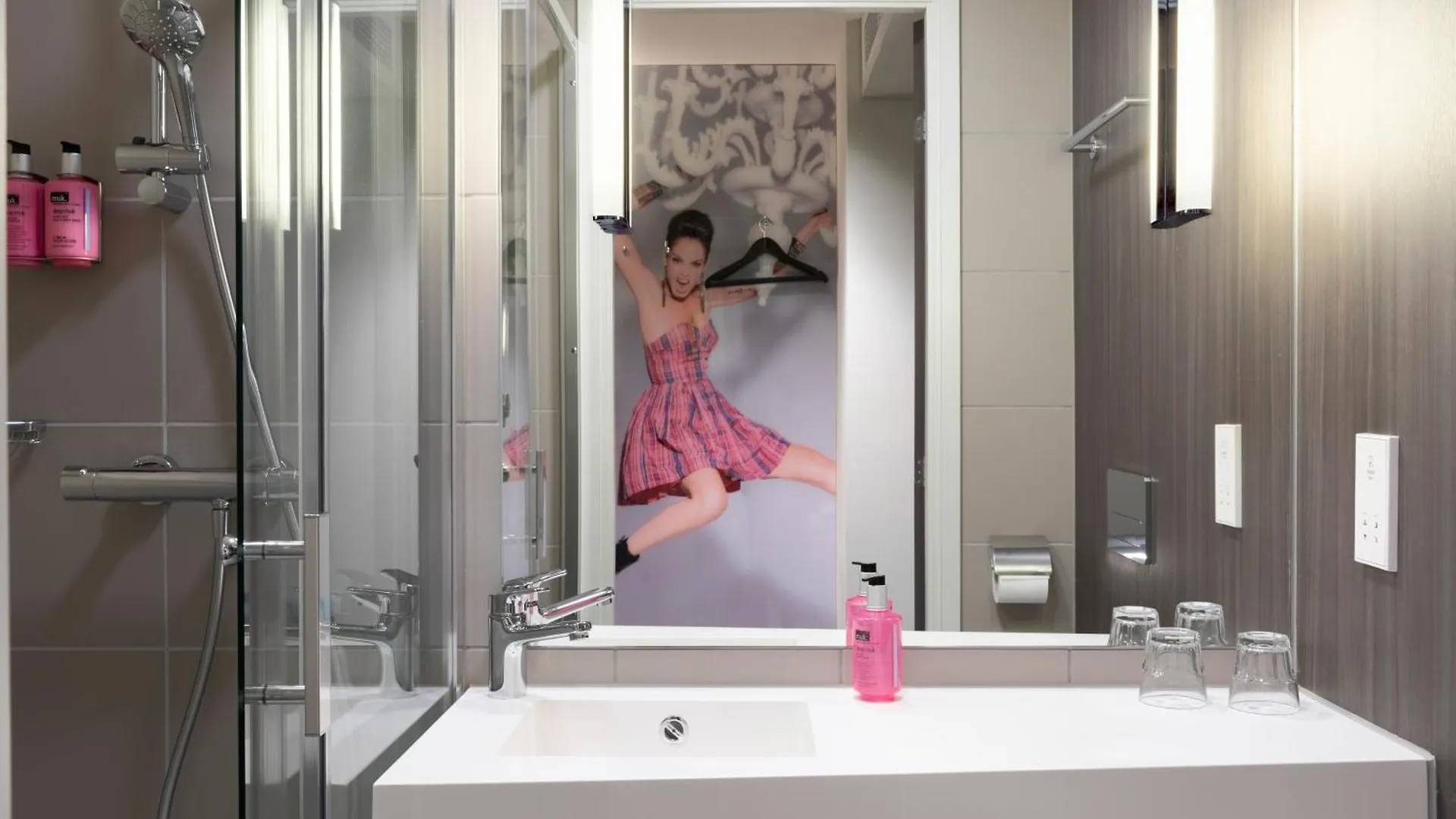 Hotel Moxy London Excel
